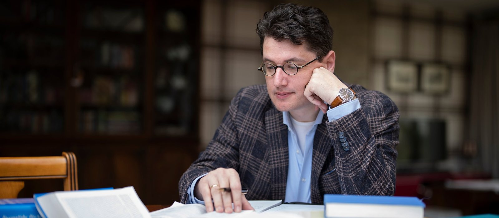 Klaas Zondervan at work with Dutch law books