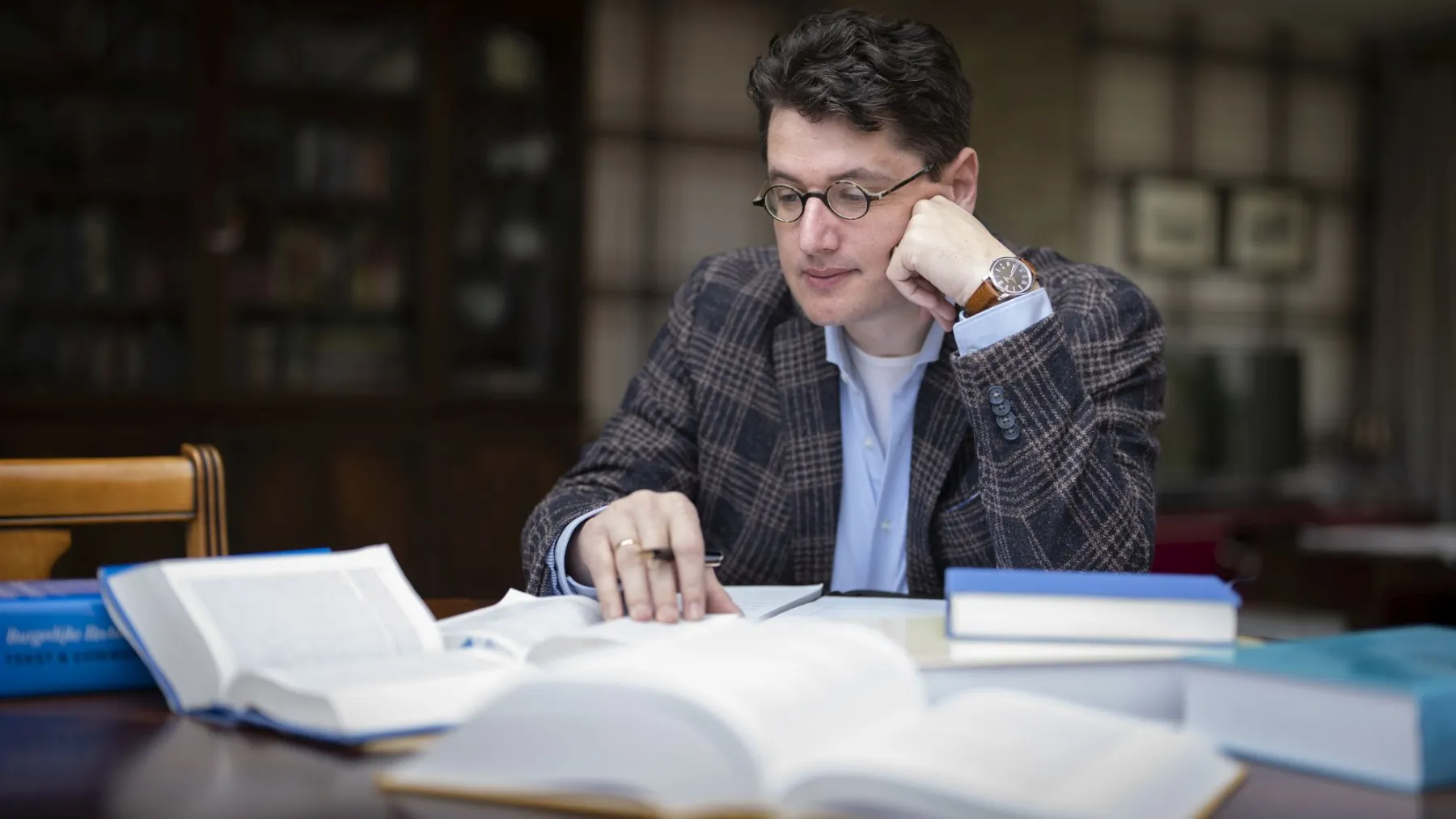 Klaas Zondervan studying Dutch inheritance law